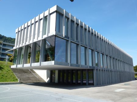 Die langen vertikalen Fassadenelemente des Schulhauses Falletsche in Zürich-Leimbach bestehen aus energiearmem Beton.