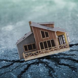 Danni agli edifici causati da un terremoto: serve una soluzione solidale